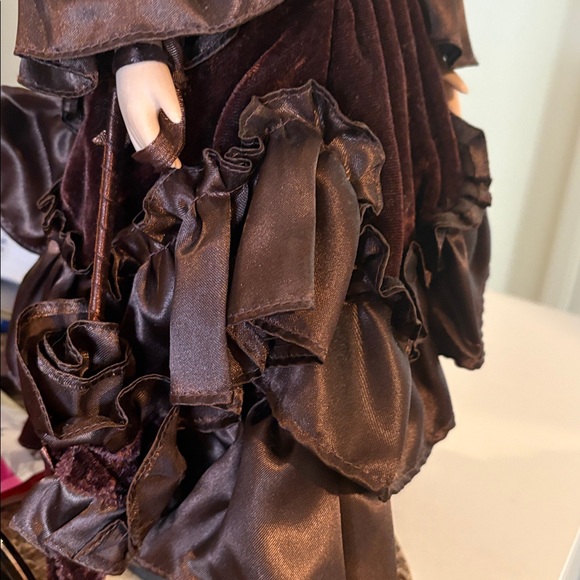 Collectable Doll on Stand! - Picture 13 of 15